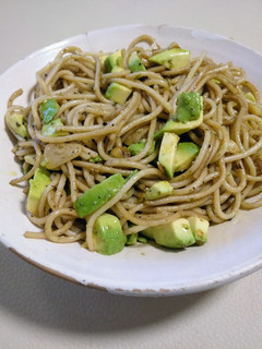 Una foto de Pasta al ajillo con aguacate