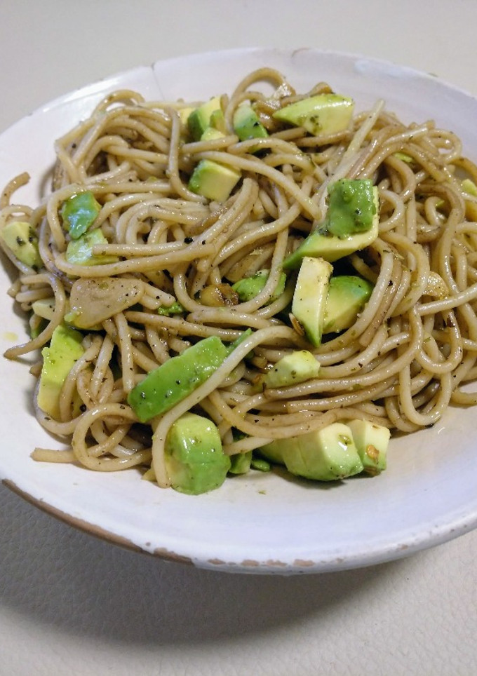 Una foto de Pasta al ajillo con aguacate