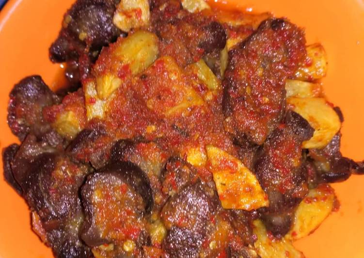 Cara Menyiapkan Sambal Kentang Ampela Ayam pedes Gila yang enak