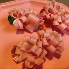 A picture of Ham flower (Decoration idea for your lunchbox).