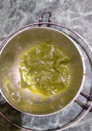 A picture of Coriander and mint chutney.