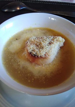 Una foto de Sopa de cebolla 😋