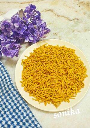 आलू बेसन भुजिया (Aloo besan bhujiya recipe in hindi) रेसिपी मुख्य फोटो