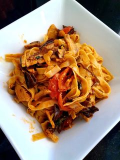 Una foto de Tagliatelli de trufa con setas deshidratadas