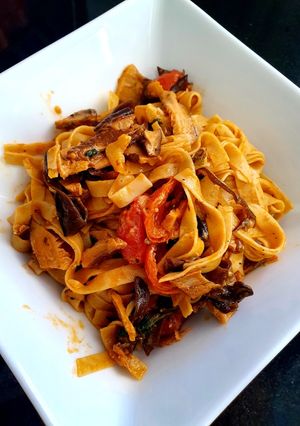 Una foto de Tagliatelli de trufa con setas deshidratadas