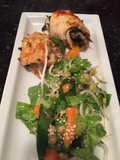 Involtini de pollo de espinaca y nueces con ensalada de brotes
