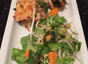 Una foto de Involtini de pollo de espinaca y nueces con ensalada de brotes