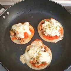 A picture of Mini Pizza with liquid dough.