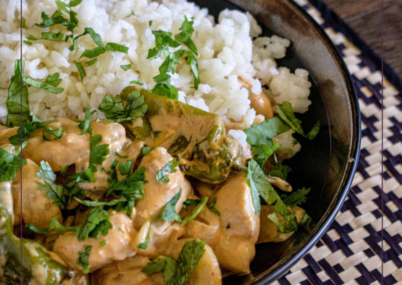 Pollo al curry rojo con cacahuete y pimiento verde 🌶