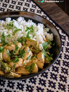 Una foto de Pollo al curry rojo con cacahuete y pimiento verde 🌶