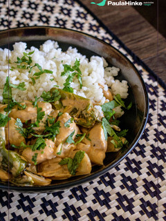 Una foto de Pollo al curry rojo con cacahuete y pimiento verde 🌶