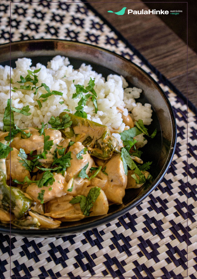 Una foto de Pollo al curry rojo con cacahuete y pimiento verde 🌶