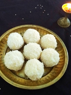 A picture of Coconut Ladoo.