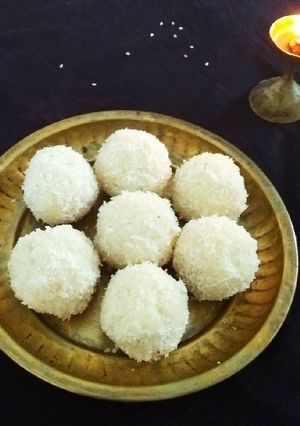 A picture of Coconut Ladoo.