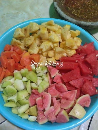 Cara Mudah Menyiapkan Resep Rujak + petis buah yang Uenak Anti Ribet, Bikin Ngiler