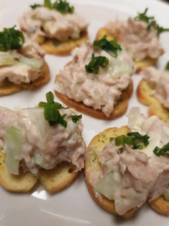 Una foto de Canapé de Atún y Pepinillos!