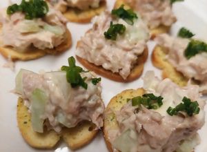 Una foto de Canapé de Atún y Pepinillos!