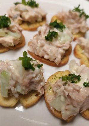 Una foto de Canapé de Atún y Pepinillos!