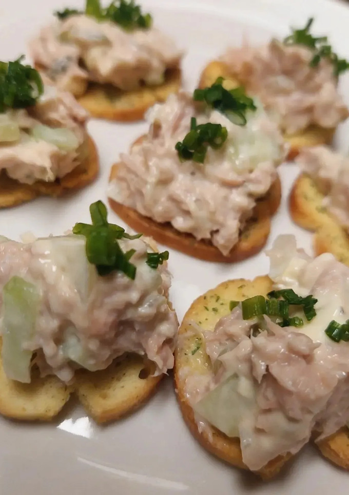 Una foto de Canapé de Atún y Pepinillos!