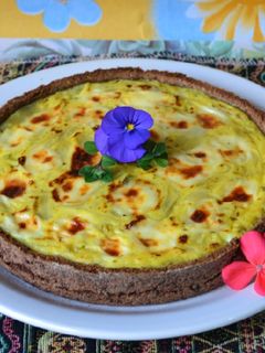 Una foto de Tarta de cebolla y queso con masa de lentejas🤓