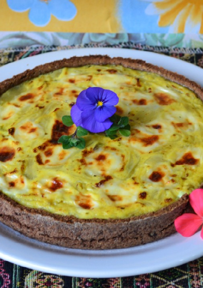 Una foto de Tarta de cebolla y queso con masa de lentejas🤓