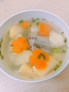 Hình của món Khoai tây hầm xương.