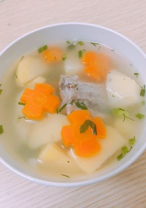 Hình của món Khoai tây hầm xương.