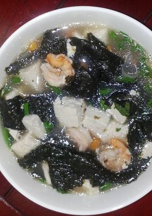 Hình của món Canh rong biển, đậu hủ nấu tôm thanh mát bổ dưỡng ngày hè.