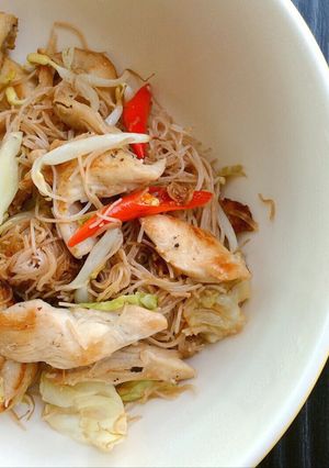 รูปของ เส้นหมี่ข้าวกล้องไก่พริกไทยดำ #เย็นนี้ผอมแน่