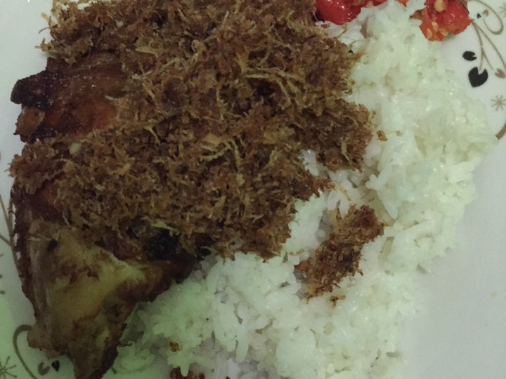 Ternyata ini loh! Resep mudah buat Ayam serundeng kelapa lengkuas + sambel bawang  spesial