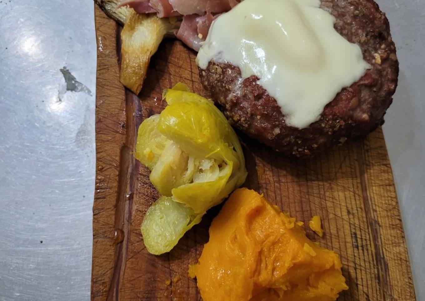 Hamburguesa casera, con gírgolas al jamón