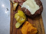 Una foto de hamburguesa de jamón serrano