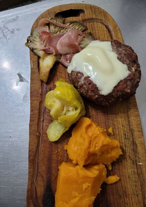 Una foto de Hamburguesa casera, con gírgolas al jamón