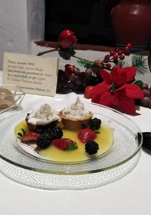 Una foto de Minitarta de zarzamora con coulisde naranja yhelado de chocolate