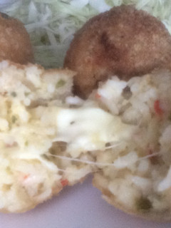 Una foto de Bolitas de arroz rellenas de muzzarella