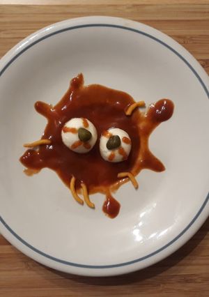 Una foto de Ojos de serpiente en salsa sangrienta con gusanos