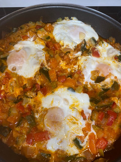 Una foto de Pisto con huevos