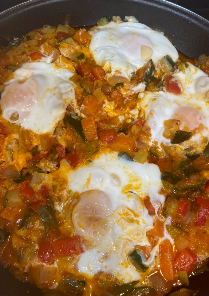Una foto de Pisto con huevos