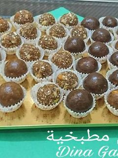 صورة لوصفة كرات التمر بالكورن فليكس (شوفان ونوتيللا وزبده لوتس و فول سوداني