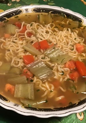 Une photo de Soupe asiatique épicée aux blettes, tomate et bouillon de chevreau