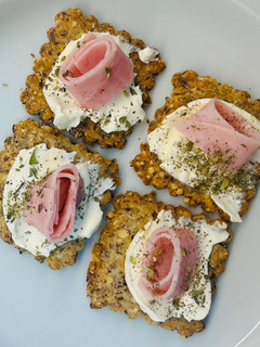 Una foto de Keto crackers de harina de almendras y queso 🧀