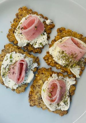 Una foto de Keto crackers de harina de almendras y queso 🧀