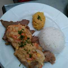 Una foto de Bistec con salsa cremosa de vegetales y puré de plátano