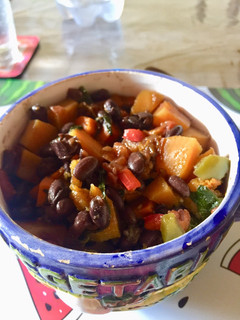 Una foto de Guiso de porotos negros 🍲💣