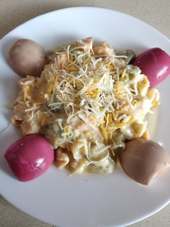 Una foto de Margaritas de colores con salsa de frutas y huevos coloridos