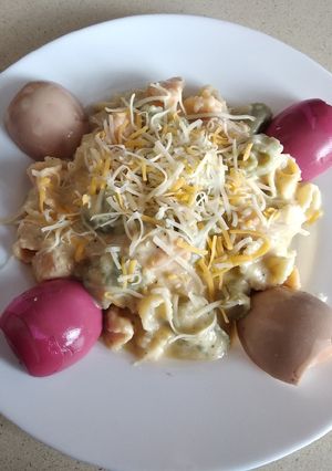 Foto principal de Margaritas de colores con salsa de frutas y huevos coloridos
