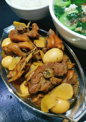 Hình của món Gà ta kho gừng.