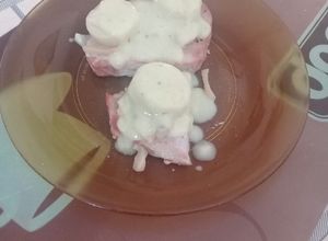Una foto de Medallones de cerdo con hongos y palmitos, crema y panceta