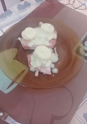 Una foto de Medallones de cerdo con hongos y palmitos, crema y panceta