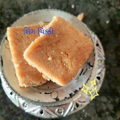 A picture of શિંગ ચિકી.